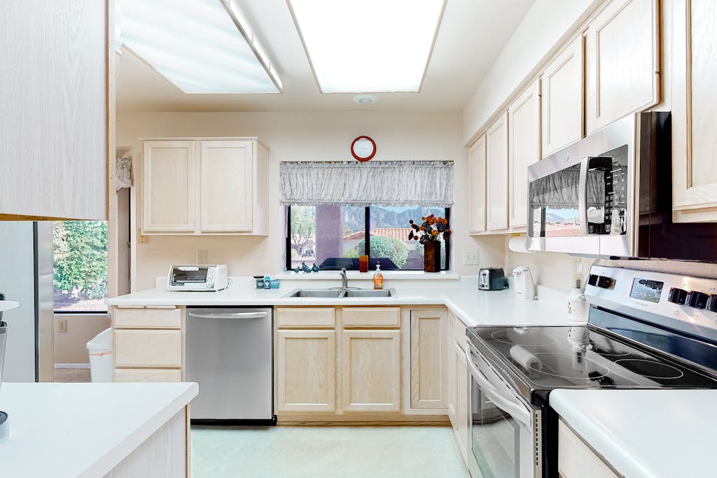 Radiant desert stay with pool and tennis access - mountain views, dogs ok