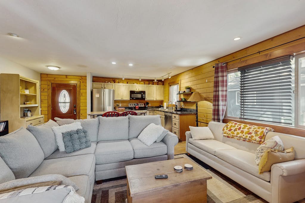 Cabin with grill, outdoor dining, & fireplace - drive minutes to hiking