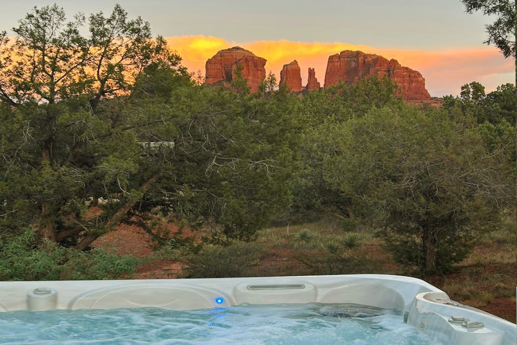 On Oak Creek w/Cathedral Rock Views Private gated retreat
