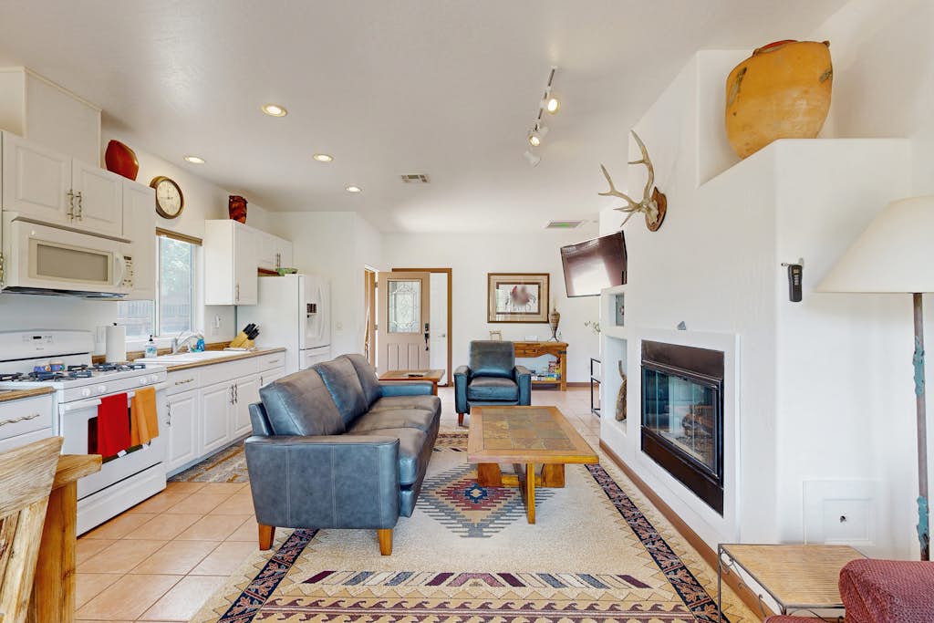 On Oak Creek w/Cathedral Rock Views Private gated retreat