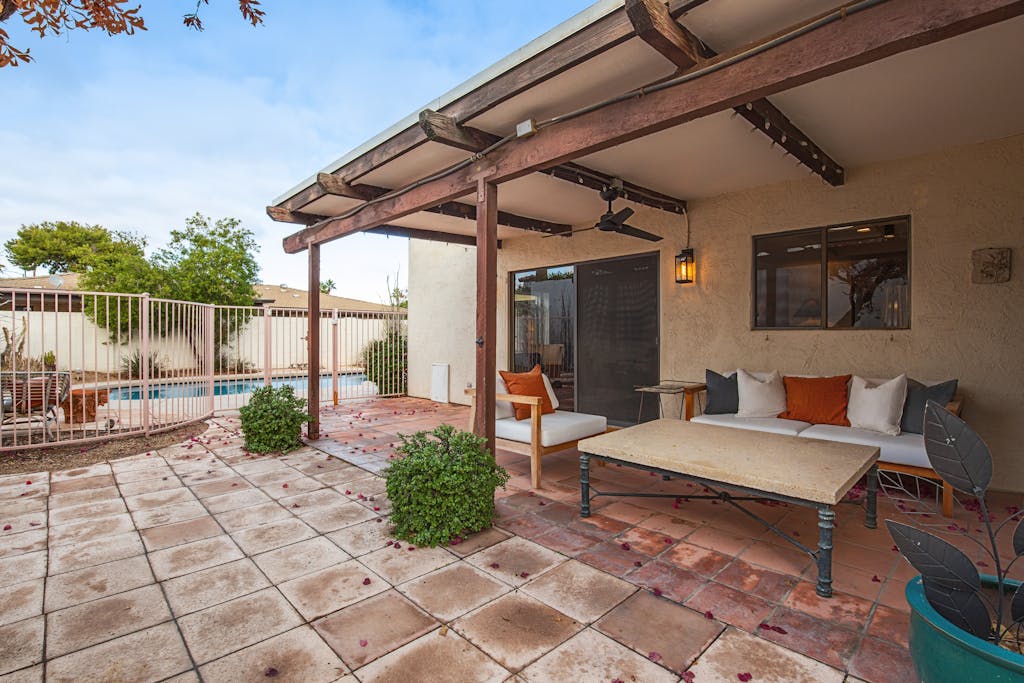 Gorgeous desert home with pool, enclosed yard, full kitchen, on-site golf, & AC