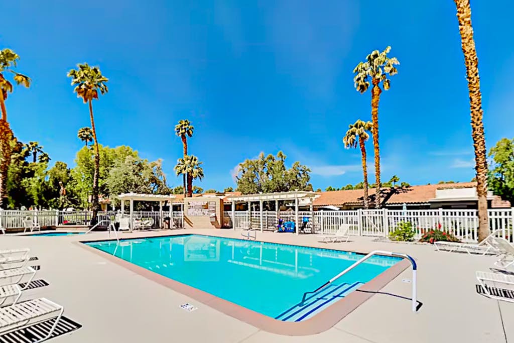 Sun, Comfort, and Stunning Views, Shared pool & Dog-friendly