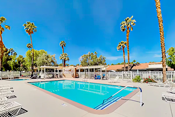 Sun, Comfort, and Stunning Views, Shared pool & Dog-friendly