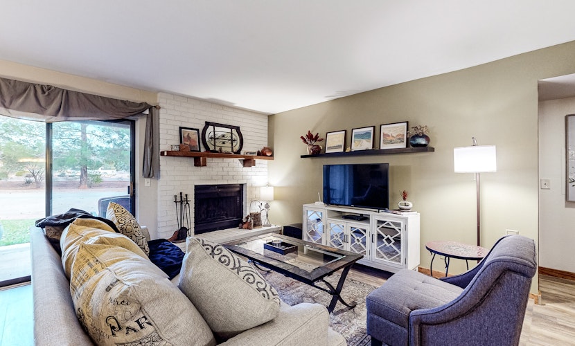 Stylish ground floor condo - patio, pool, fireplace, full kitchen & washer/dryer