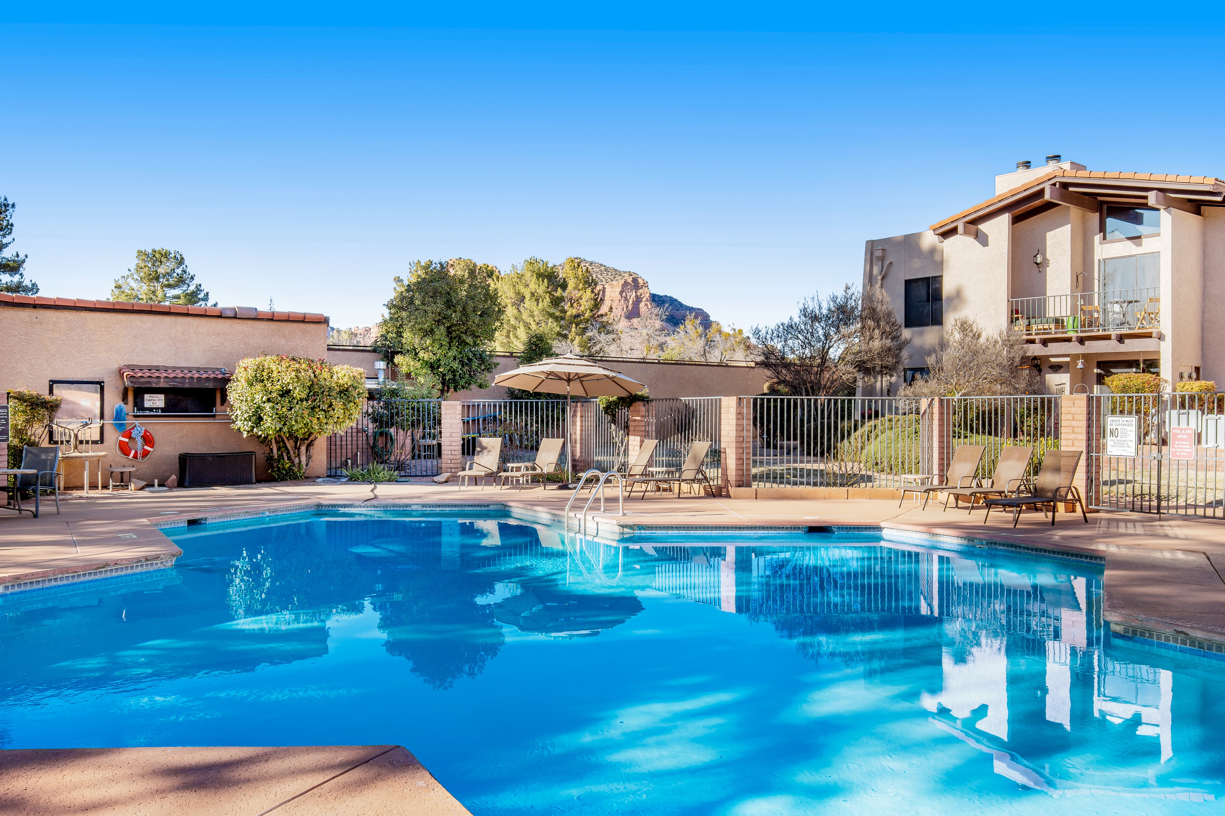 Stylish ground floor condo - patio, pool, fireplace, full kitchen & washer/dryer