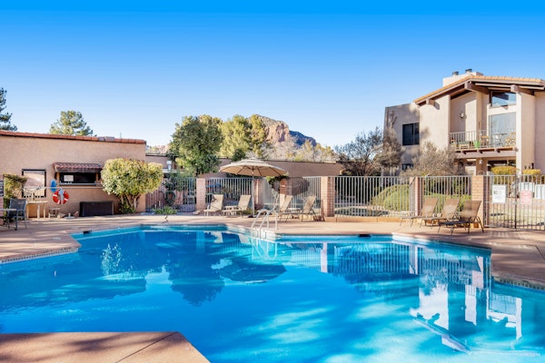 Stylish ground floor condo - patio, pool, fireplace, full kitchen & washer/dryer