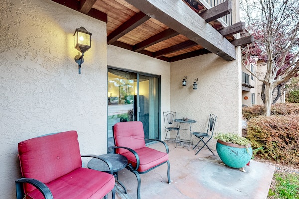 Stylish ground floor condo - patio, pool, fireplace, full kitchen & washer/dryer