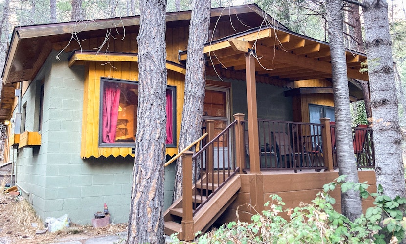 Cozy Cabin in amazing location near the creek w/ two lofts, wifi, & W/D