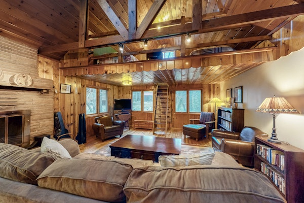 Cozy Cabin in amazing location near the creek w/ two lofts, wifi, & W/D