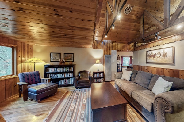 Cozy Cabin in amazing location near the creek w/ two lofts, wifi, & W/D