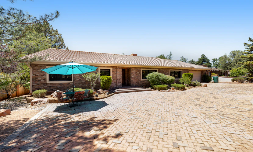 Red Rock-view oasis with beautiful veranda, central AC, W/D