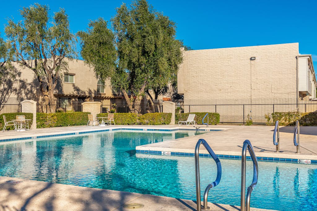 Spacious home with enclosed yard, pool & grill - walk to downtown