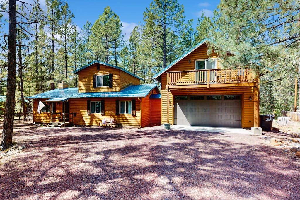 4BR mountain cabin with hot tub, deck, WiFi & firepit in Pinetop.