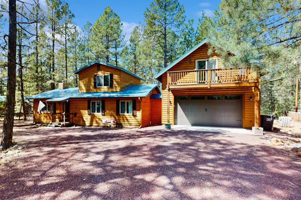 4BR mountain cabin with hot tub, deck, WiFi & firepit in Pinetop.