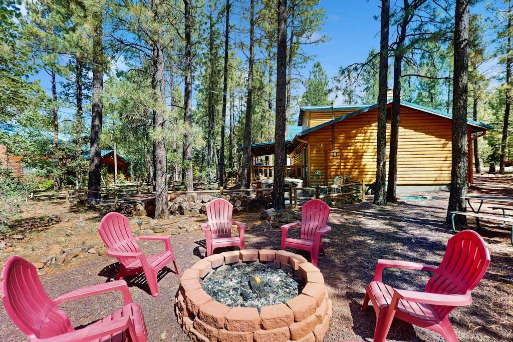 5BR mountain cabin with hot tub, deck, WiFi & firepit in Pinetop.