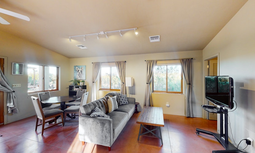 Sunny guest house with private washer/dryer & central AC - dog-friendly