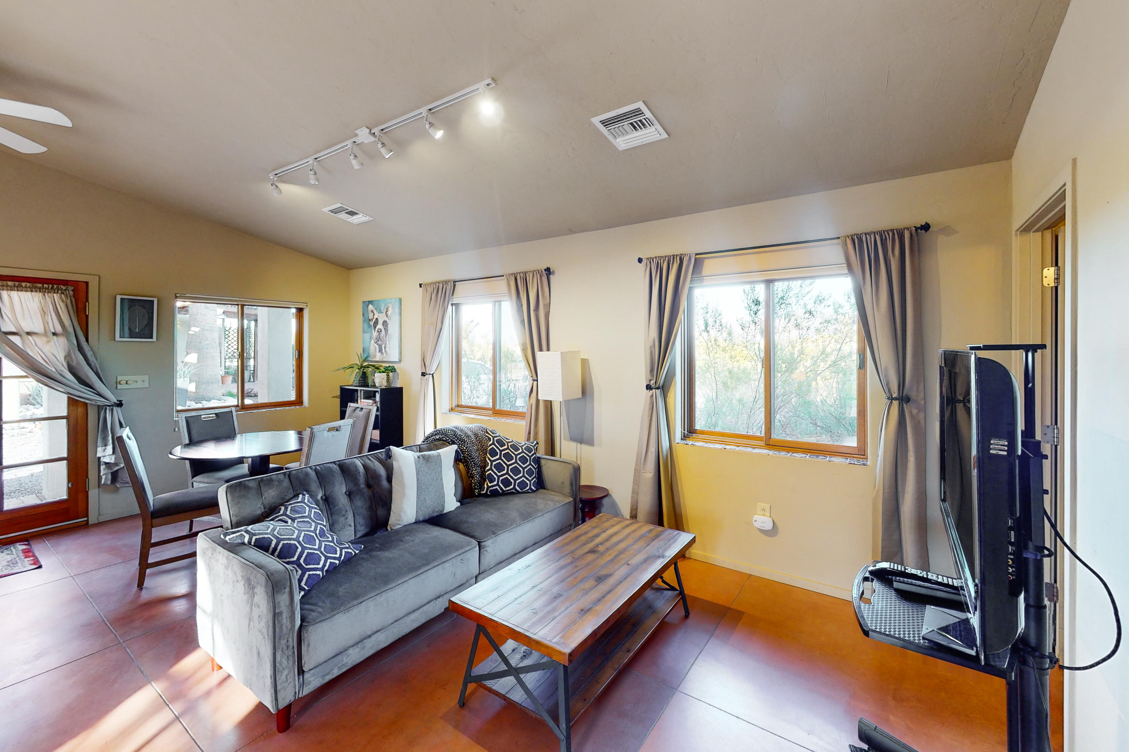 Sunny guest house with private washer/dryer & central AC - dog-friendly