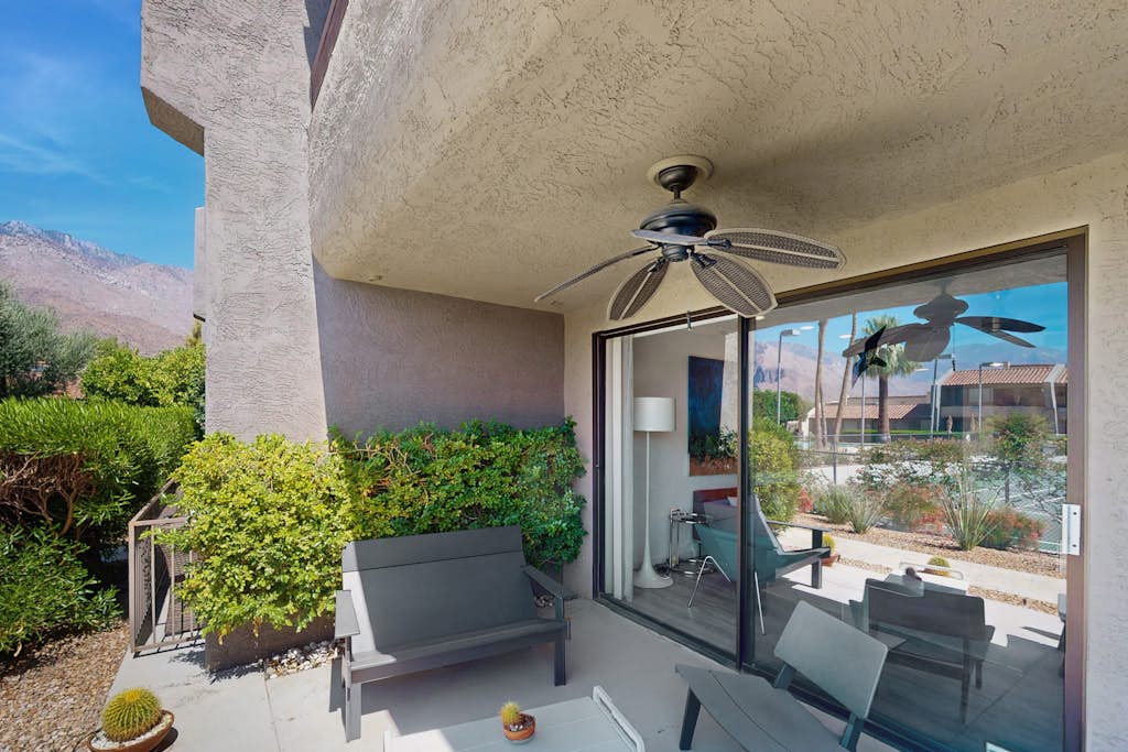 Dog friendly condo w/two patios & shared pool/tennis - walk downtown