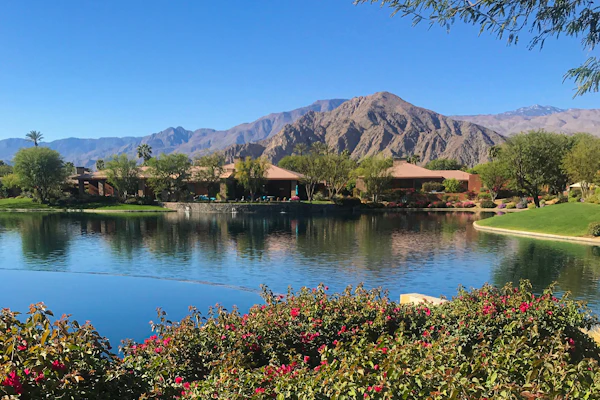 Lakeside luxury home w/ private pool & spa, fireplace & outdoor kitchen-dog ok