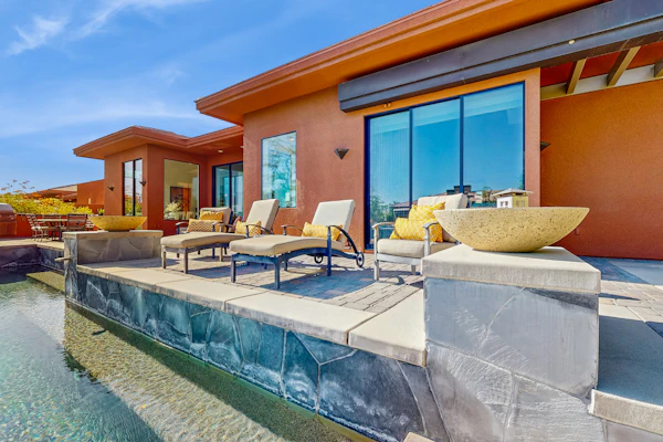 Lakeside luxury home w/ private pool & spa, fireplace & outdoor kitchen-dog ok