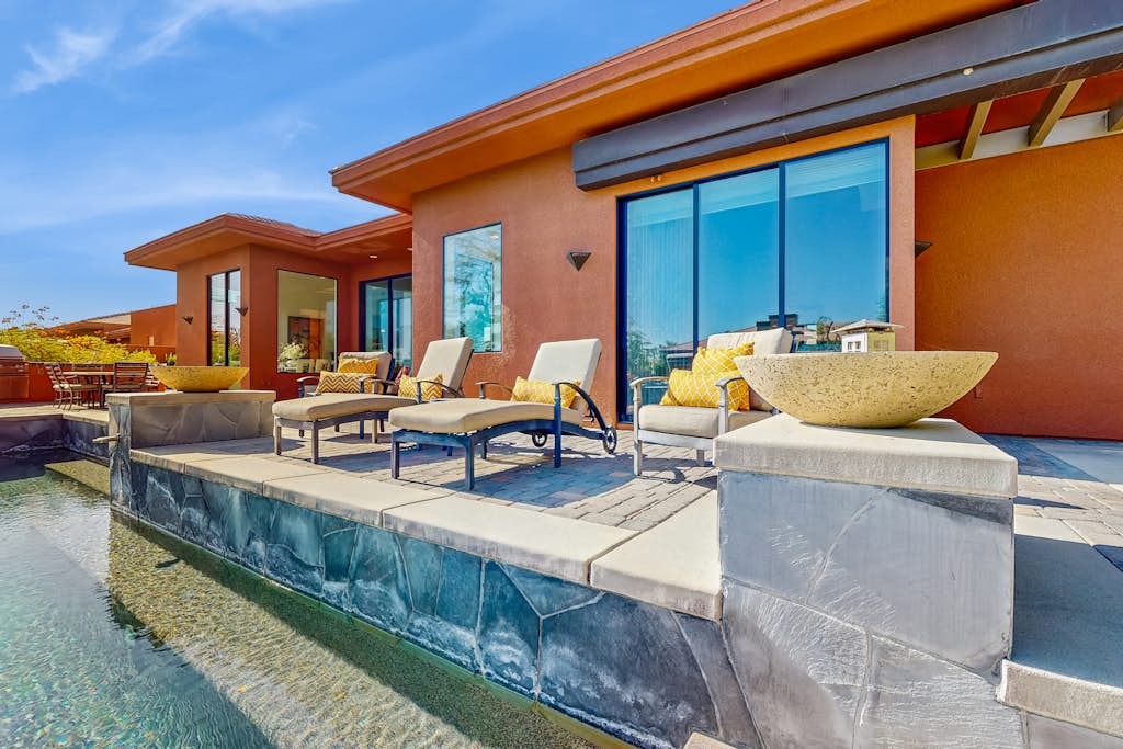 Lakeside luxury home w/ private pool & spa, fireplace & outdoor kitchen-dog ok