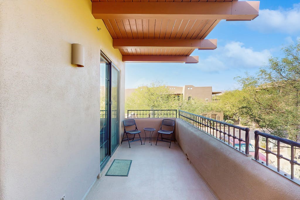 Southwestern charm with a pool & private patio - near shopping