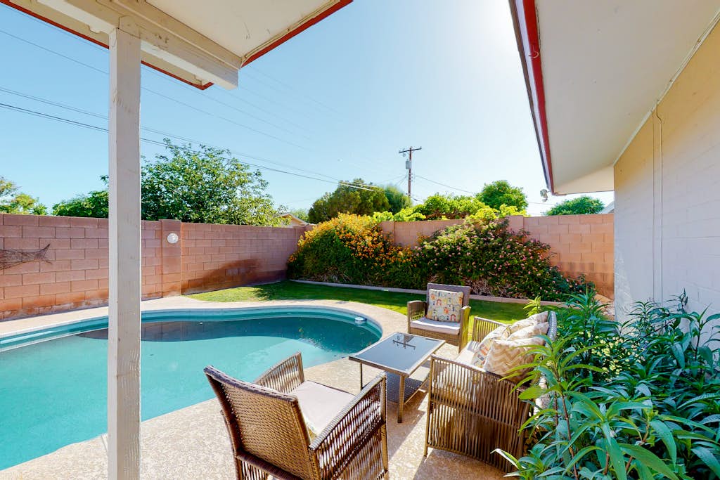 Dog-friendly house with retro feel, pool, fireplace & patio - snowbirds welcome