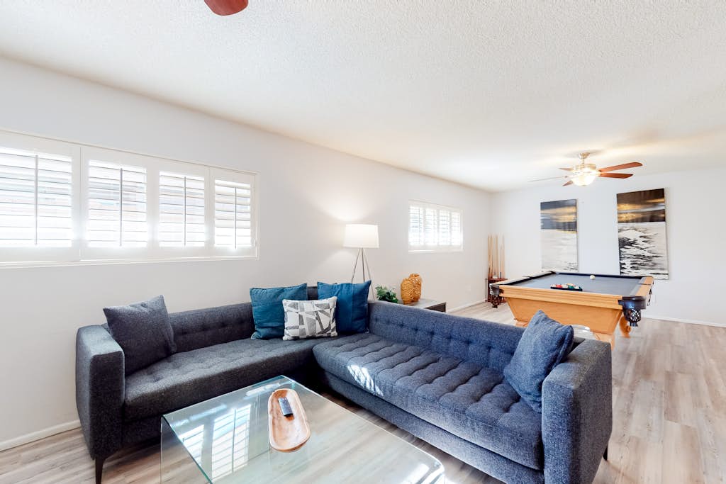 Dog-friendly house with retro feel, pool, fireplace & patio - snowbirds welcome