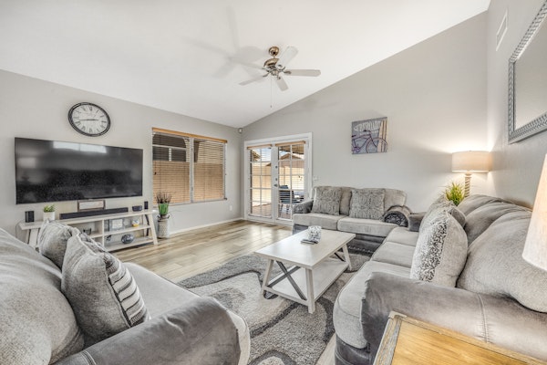 Sunny & stylish home with private pool, central AC, W/D & firepit