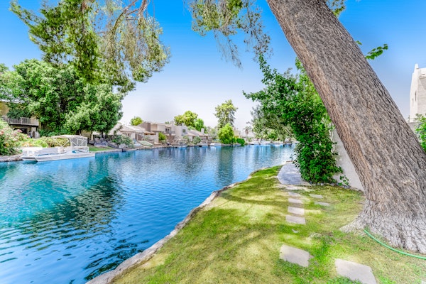 Wonderful waterfront condo with pool, private balcony & fast WiFi - dog-friendly