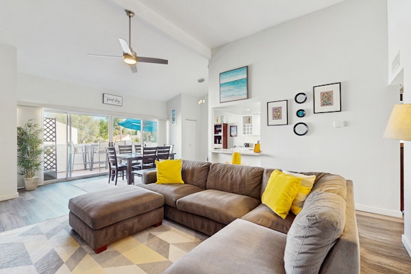 Wonderful waterfront condo with pool, private balcony & fast WiFi - dog-friendly