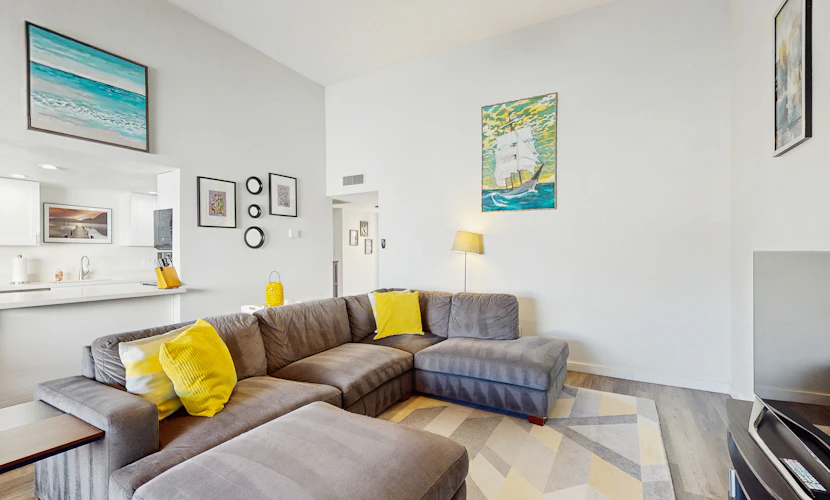 Wonderful waterfront condo with pool, private balcony & fast WiFi - dog-friendly