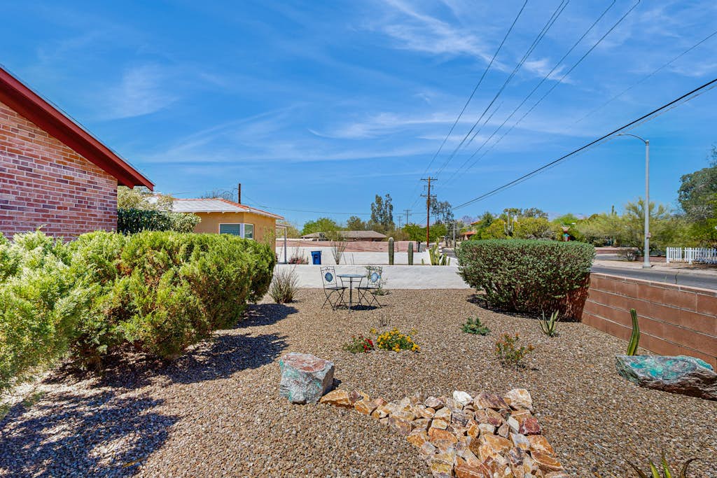 Stylish Sam Hughes Escape With Private Yard, Dogs OK & Free WiFi