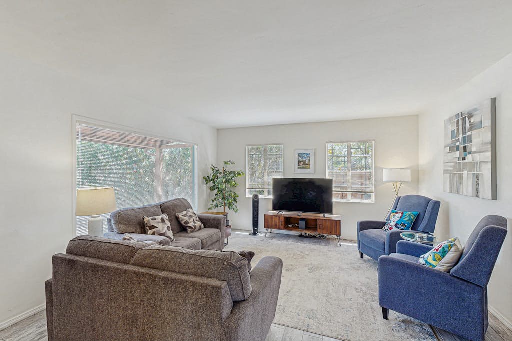 Stylish Sam Hughes Escape With Private Yard, Dogs OK & Free WiFi