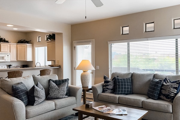 Renovated condo with updated floors, pool, hot tub & mountain views