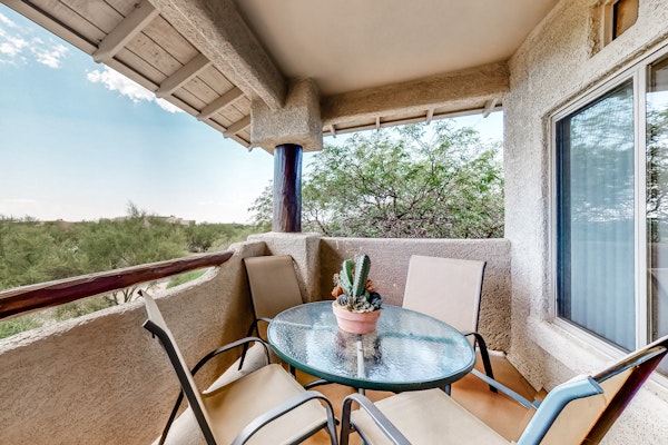 Renovated condo with updated floors, pool, hot tub & mountain views