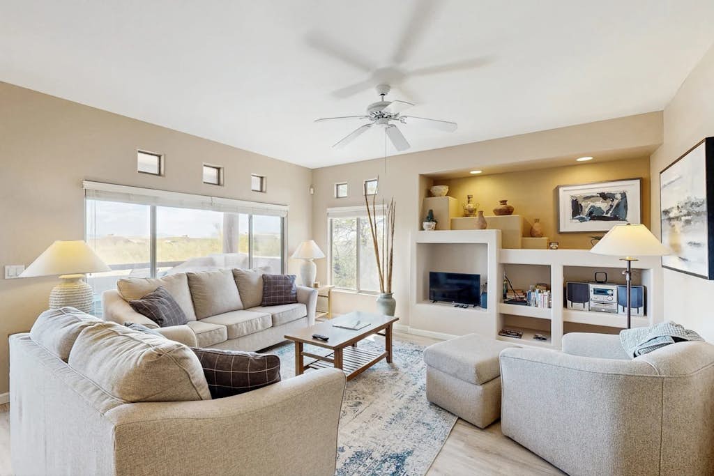 Renovated condo with updated floors, pool, hot tub & mountain views
