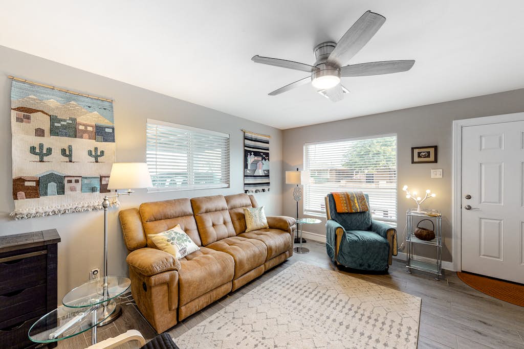 Snowbird-friendly home with central AC, washer/dryer & free WiFi - near golf