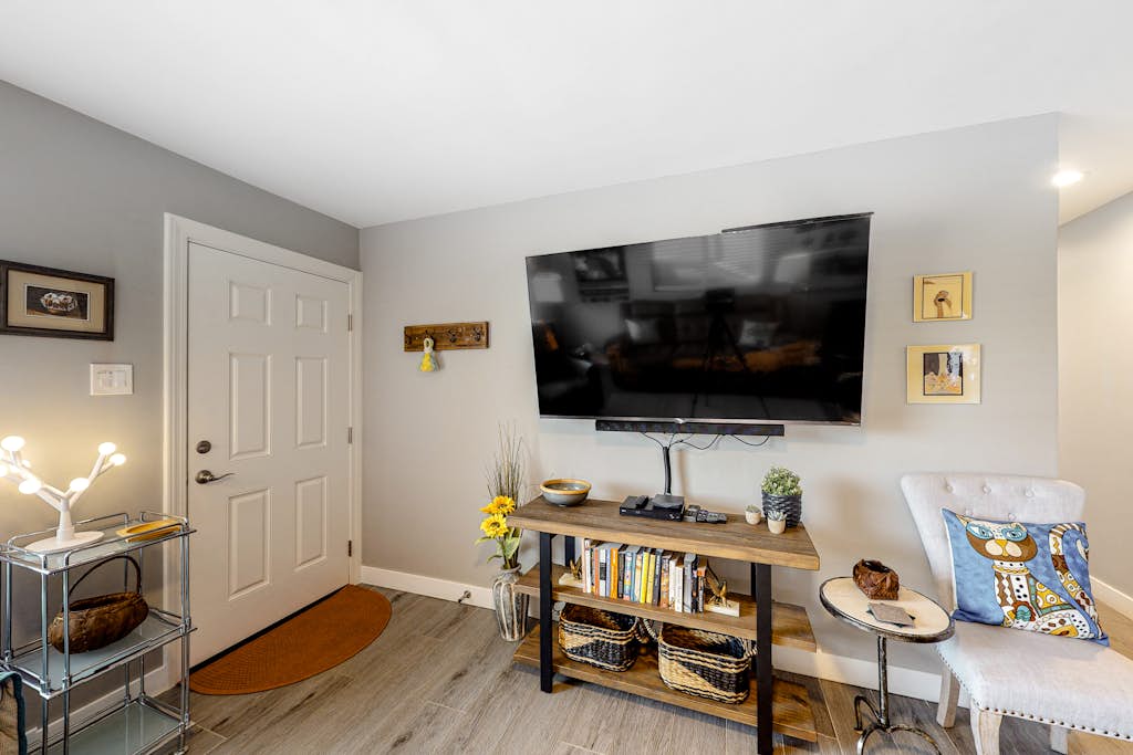 Snowbird-friendly home with central AC, washer/dryer & free WiFi - near golf