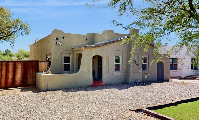 Charming bungalow near U of A with central AC, WiFi, washer/dryer & kitchen