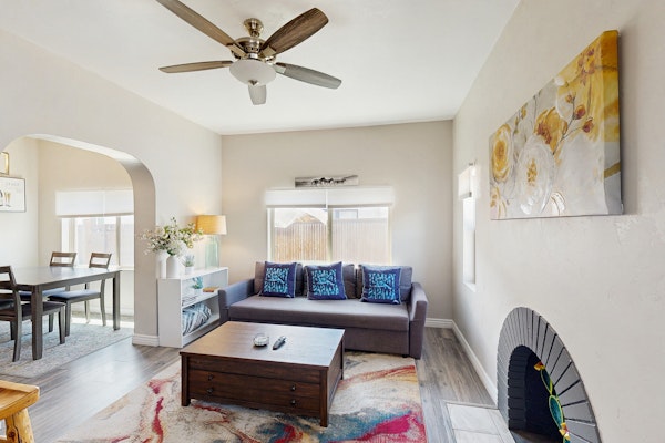 Charming bungalow near U of A with central AC, WiFi, washer/dryer & kitchen