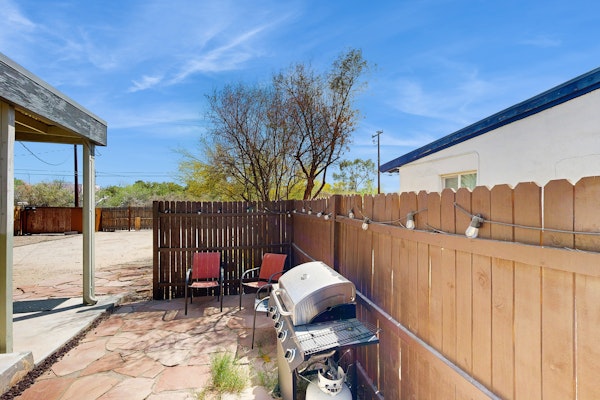 Charming bungalow near U of A with central AC, WiFi, washer/dryer & kitchen