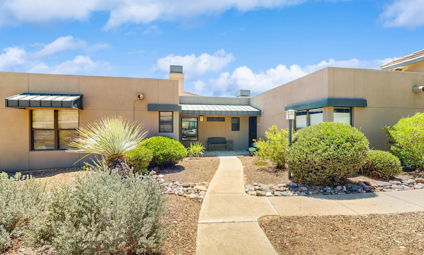 Beautifully remodeled dog-friendly Casita with shared heated pool & hot tub