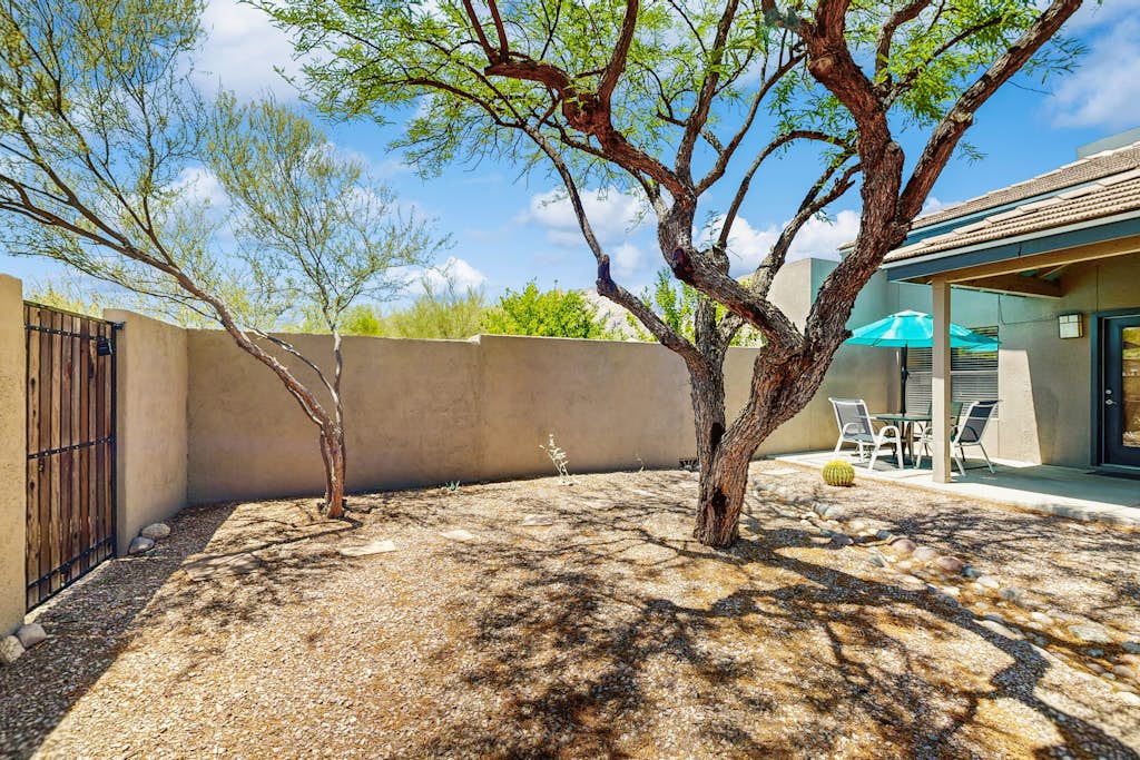 Beautifully remodeled dog-friendly Casita with shared heated pool & hot tub