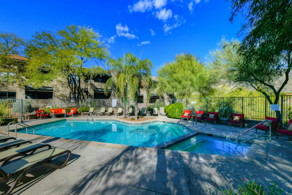 Beautifully remodeled dog-friendly Casita with shared heated pool & hot tub