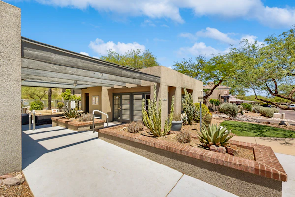 Beautifully remodeled dog-friendly Casita with shared heated pool & hot tub