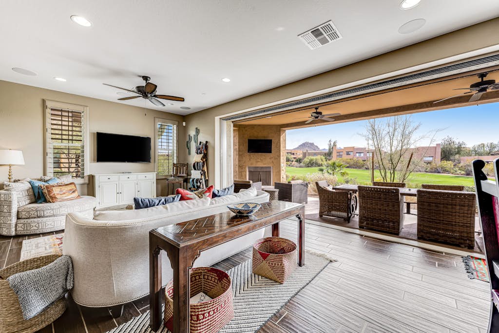 Golf-Course View Condo with Central AC & Washer/Dryer - Shared Pool & Hot Tub