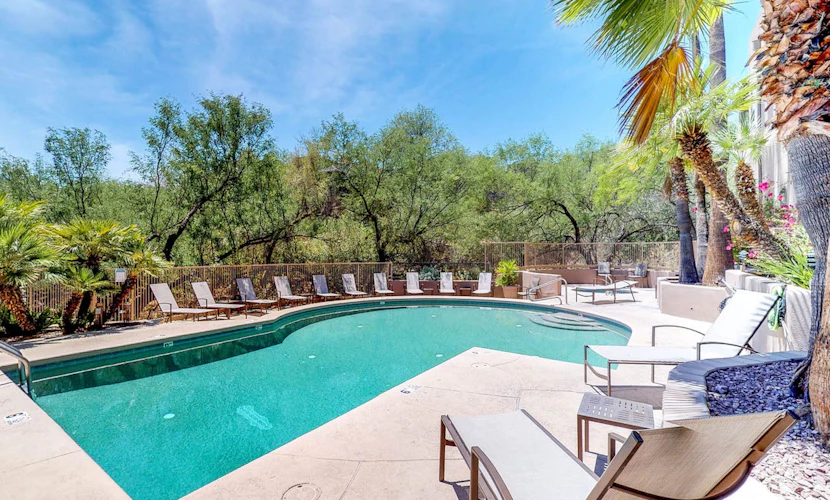 Dog-friendly house close to recreation center with shared pool & hot tub, AC
