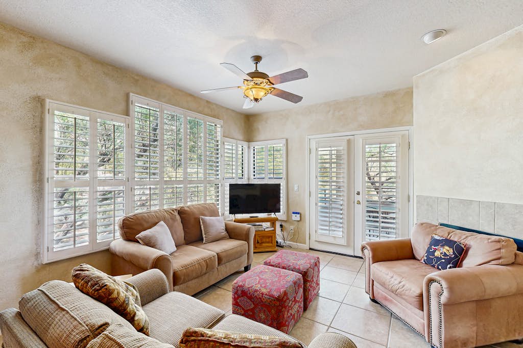 Dog-friendly house close to recreation center with shared pool & hot tub, AC