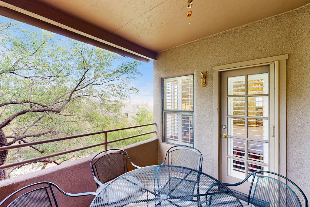 Dog-friendly house close to recreation center with shared pool & hot tub, AC